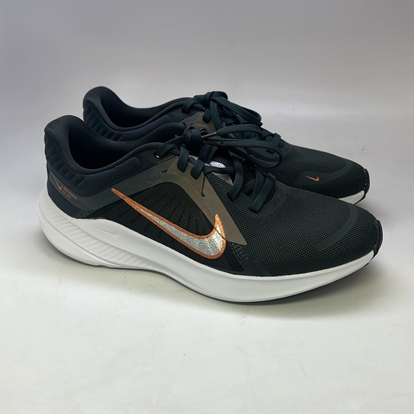 Women’s Nike Quest 5 Sneakers Size 7.5 Dark Smoke Grey/ Metallic Silver NWOB - Picture 3 of 9